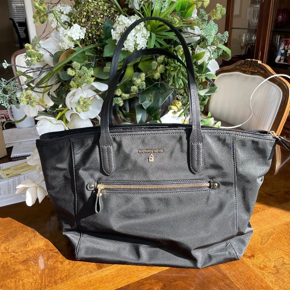 MICHAEL KORS TRAVEL TOTE BAG BLACK - Picture 1 of 10